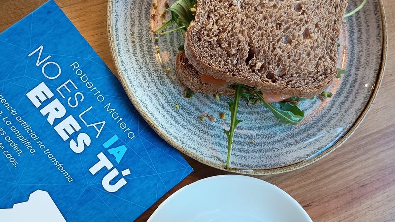 El libro «No es la IA, eres tú» en papel, sobre la mesa de una cafetería